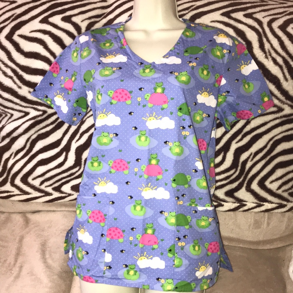 Happy frogs 🐸 turtles 🐢 bees 🐝 sun ☀️ and flowers scrub top size small